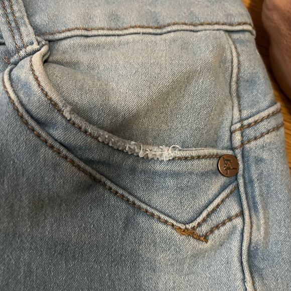 Always Friday high waisted jeans with a stretch. Super soft material. - Picture 3 of 9